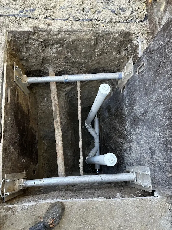 Experienced plumber completing Drain Cleaning work in Las Flores